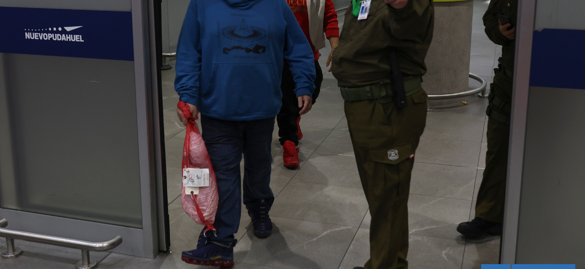 Aterriza vuelo chárter con 18 chilenos deportados desde EEUU: 2 tenían órdenes de detención vigentes