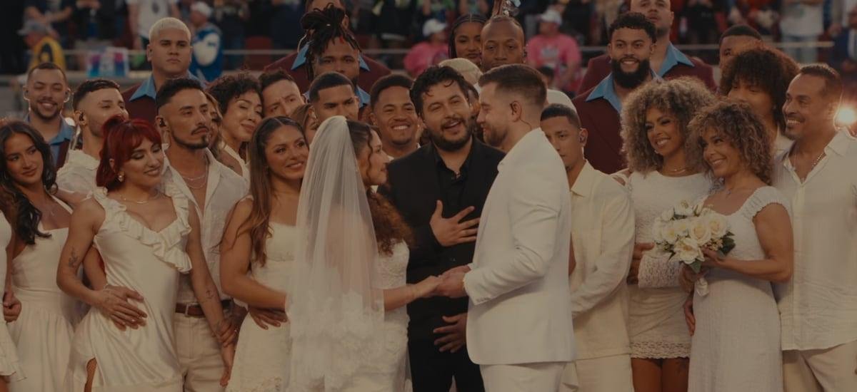 Cómo una pareja logró casarse en el escenario durante el espectáculo de Bad Bunny en el Super Bowl