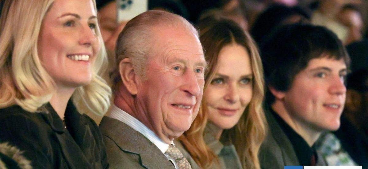 Carlos III aparece entre gritos y aplausos en desfile de modas en plena detención de su hermano Andrés