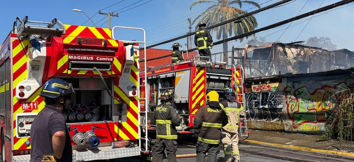 Videos de bengalas motivan apertura de investigación por incendio en Quilpué: municipio anuncia querella criminal