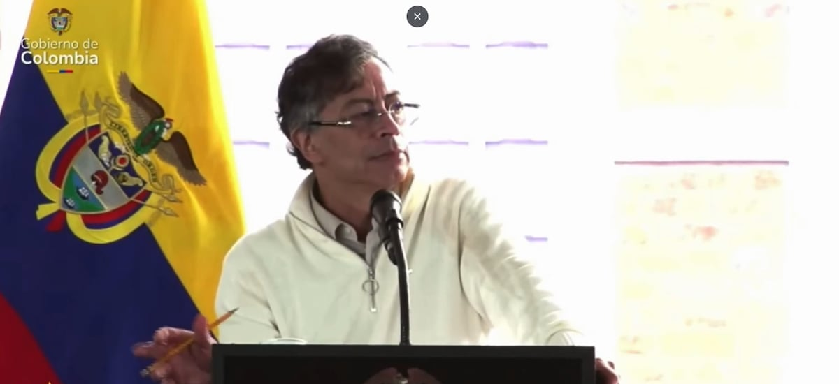 Petro denuncia que huyó de un intento de asesinato en su contra mientras volaba en helicóptero junto a sus hijos