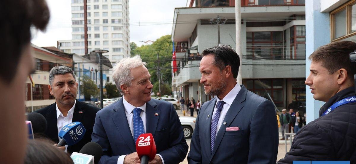 Kast responde a crítica de Elizalde pidiéndole "mirar hacia adelante" y evitar "amarres"