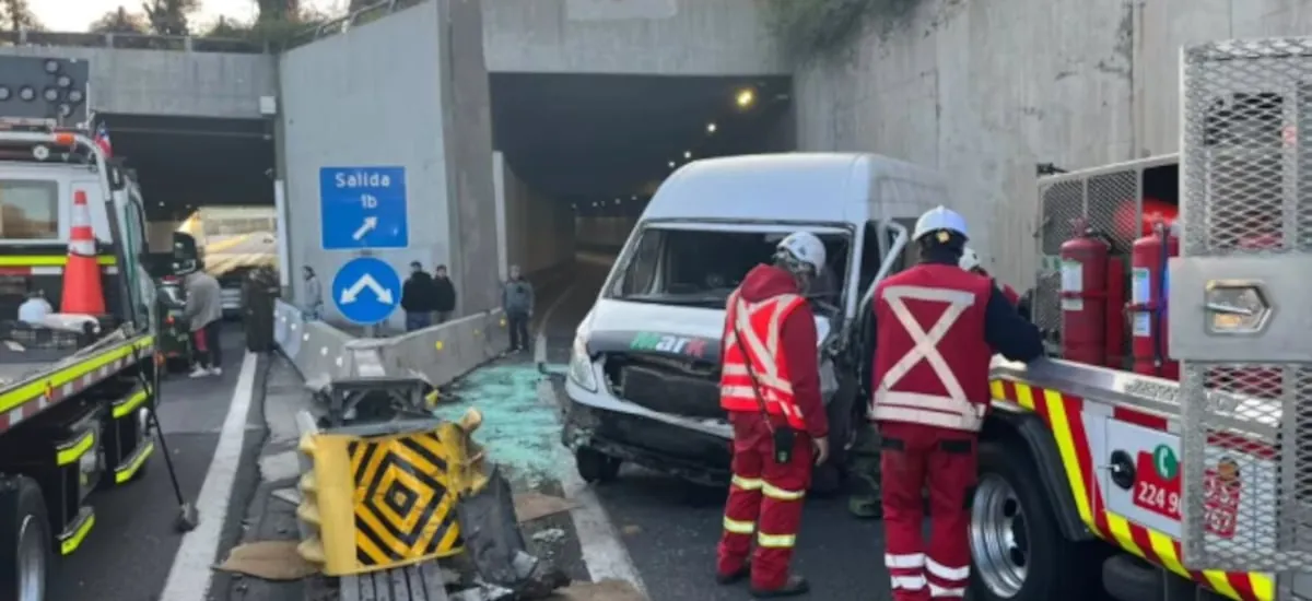 Choque de van con 17 trabajadores de supermercado en Costanera Norte: al menos cuatro ocupantes resultaron lesionados
