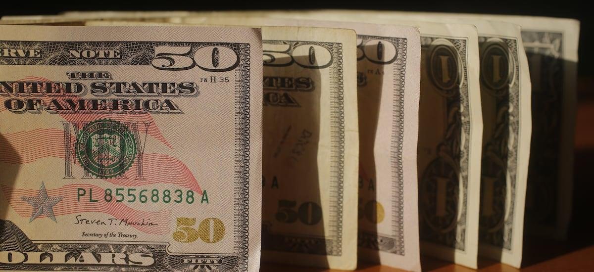 Dólar baja hasta su menor nivel desde 2021: ¿Va camino a los $800? - La Tercera