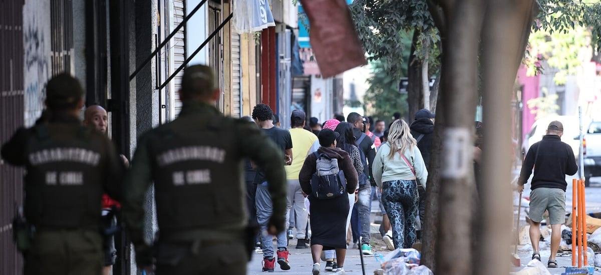Operativo en barrio Meiggs: se reactivan barricadas y ambulantes se enfrentan a Carabineros - La Tercera