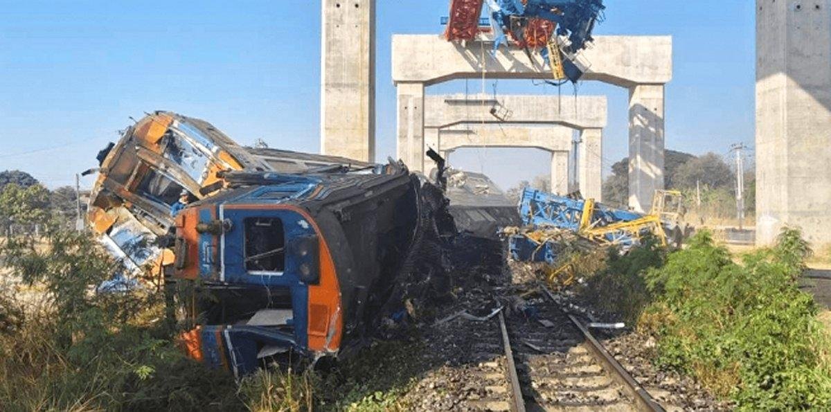 Grúa cayó sobre un tren en Tailandia: Al menos 29 muertos y 67 heridos