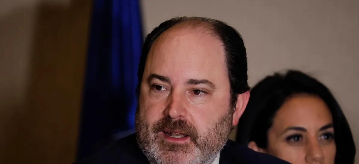 “Qué desastre, hueón”: Micrófono abierto capta exabrupto del ministro Rau durante votación de proyecto de sala cuna en el Senado