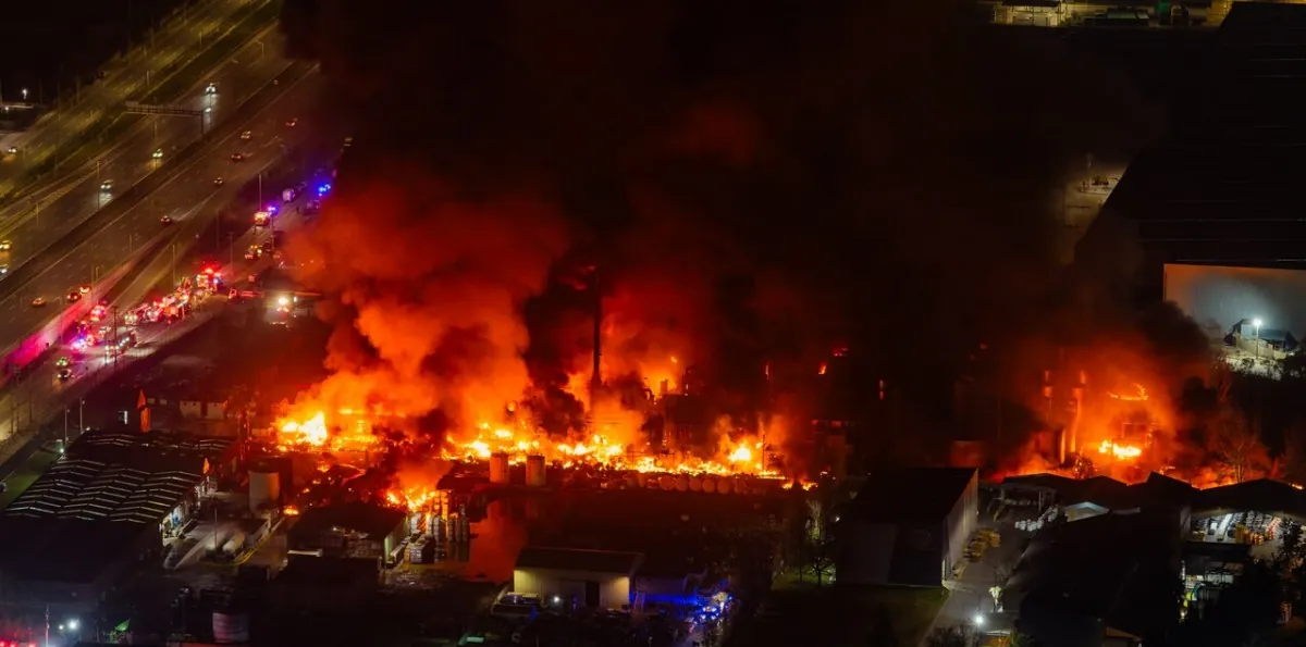 Incendio en empresa de Quilicura: Delegado Presidencial informa desvíos en la Ruta 5 y descarta por ahora suspensión de clases