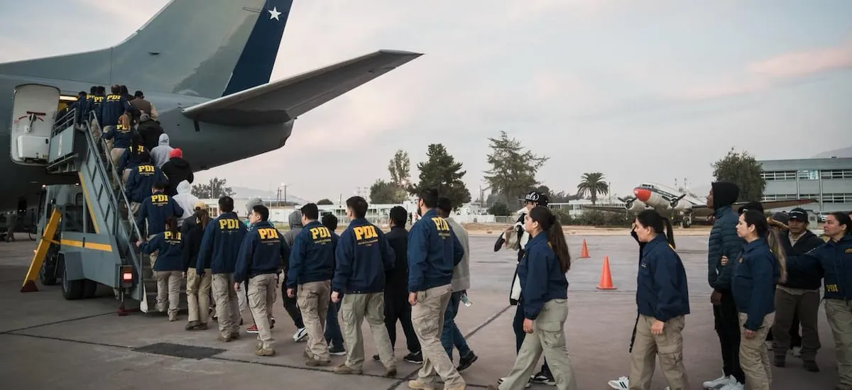 Migraciones casi triplica fondos para expulsiones en Presupuesto 2027: ampliaría vuelos chárter, de la FACH y traslados terrestres