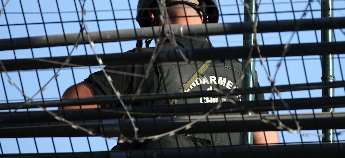 Operativo en Puerto Montt: siete funcionarios de Gendarmería son detenidos y serán formalizados por cohecho - La Tercera