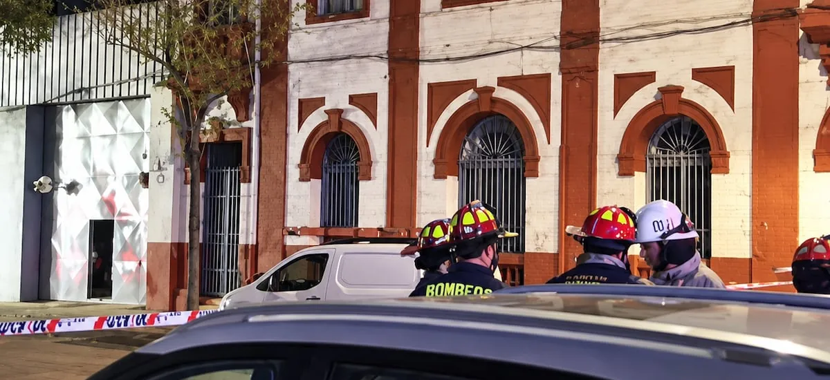 Derrumbe en antigua casona en Santiago Centro obliga a evacuar edificio vecino de 12 pisos para resguardar a sus habitantes