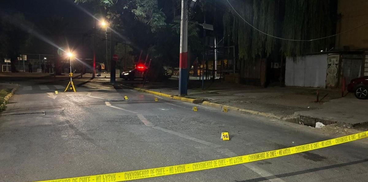 Estaba con unos amigos en un paradero: Joven de 22 años muere tras ser atacado a balazos por un sujeto en Quilicura
