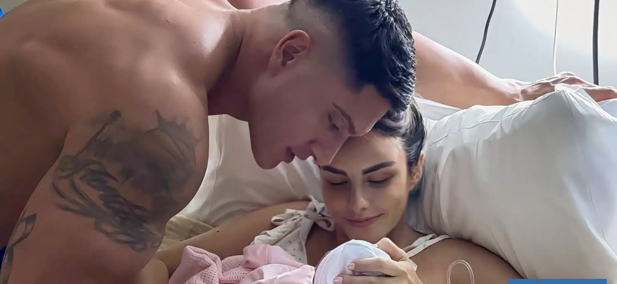 Emilia Dides responde con meme a críticos de Sammis Reyes por foto del nacimiento de su hija