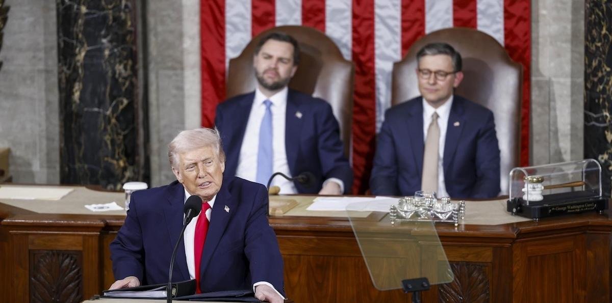 Trump presumió de logros migratorios y poderío militar, y desafió al Congreso y a la Justicia