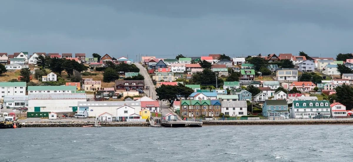 Argentina denuncia vuelos “no autorizados” entre Punta Arenas y las Malvinas y anuncia acciones contra empresa británica