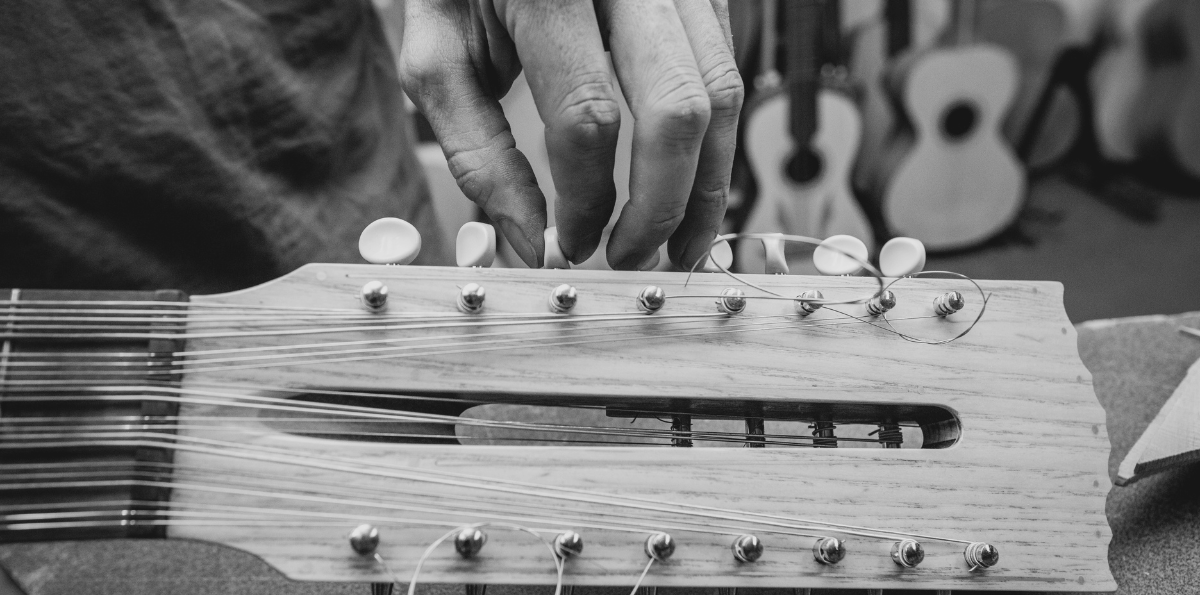 El guitarrón chileno: Un instrumento que tiembla y siente