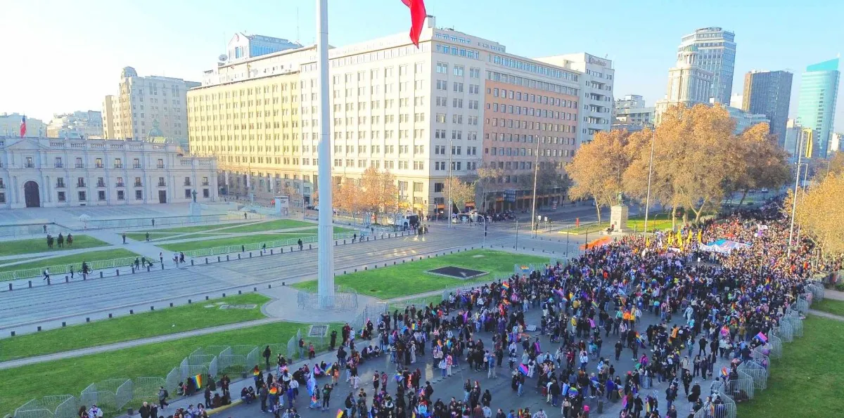 Por "ruidos molestos": Movilh denuncia multa por Marcha del Orgullo frente a La Moneda y orden de arresto contra activista
