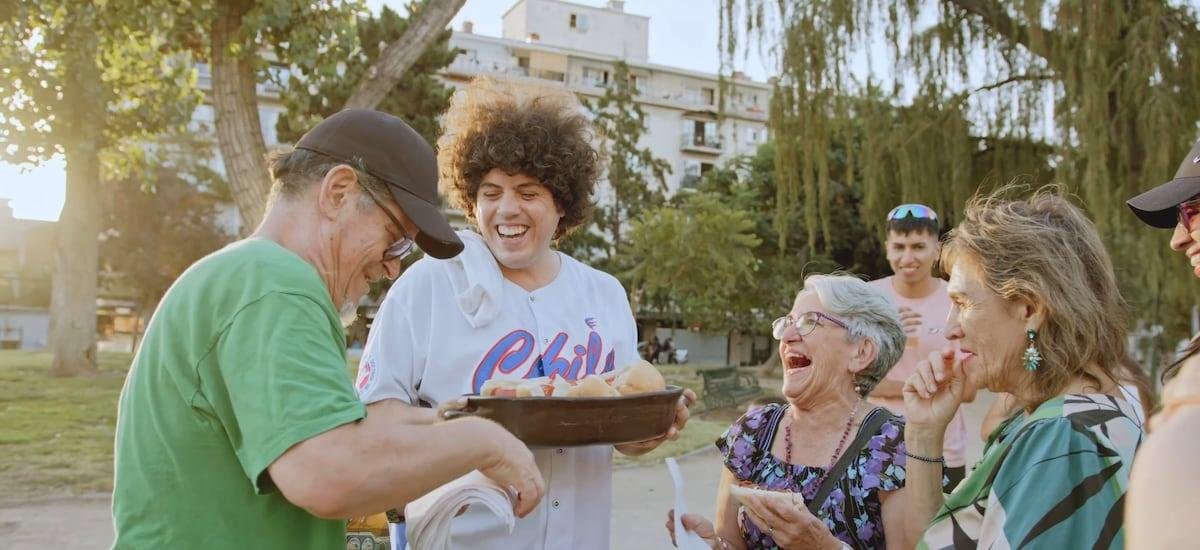 Regalaron choripanes en la calle: Joe Vasconcellos y Vicente Cifuentes estrenan canción juntos