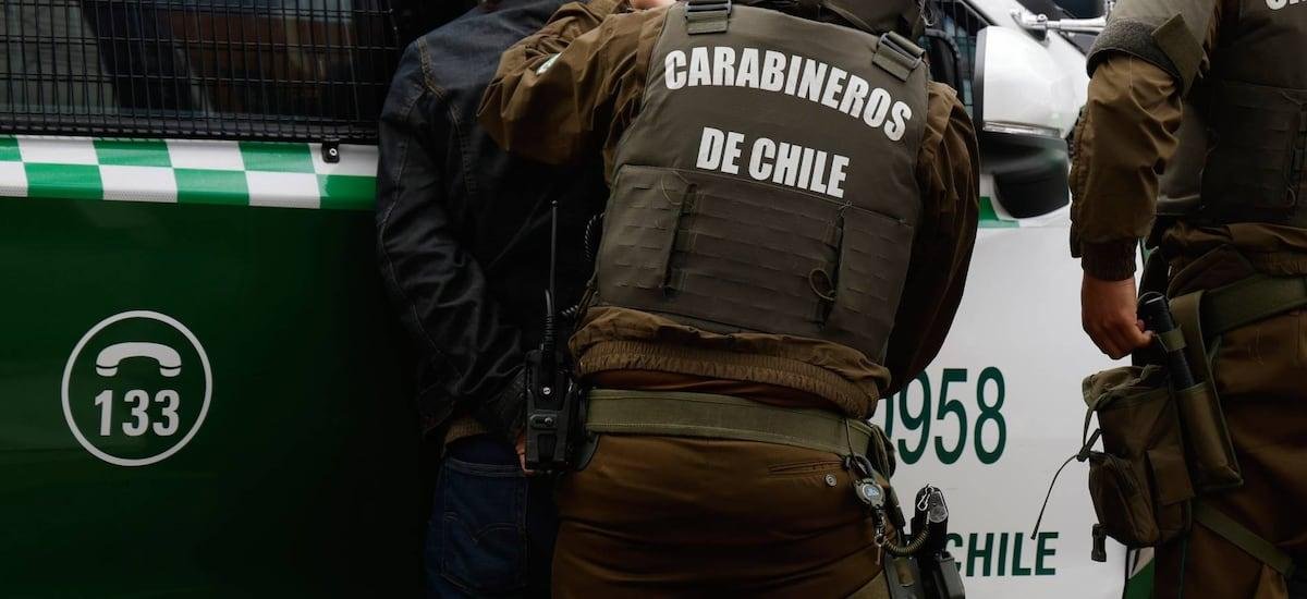 Hombre detenido arrebata armamento a Carabineros y dispara en comisaría de Cerrillos