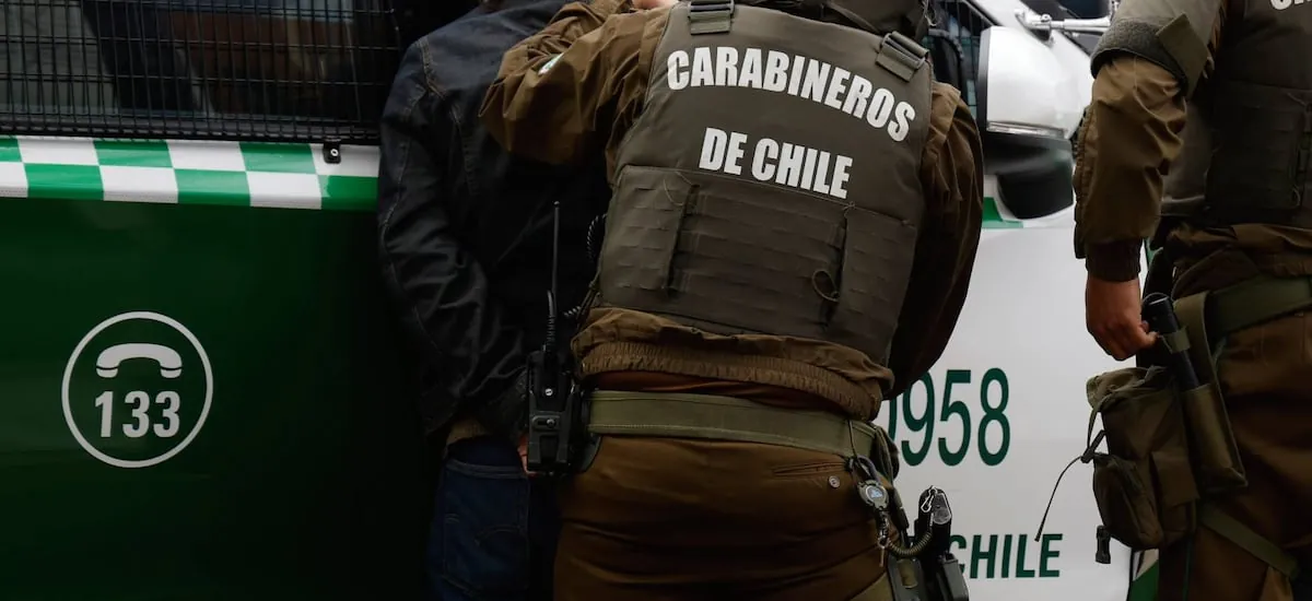 Mujer escapó para dar aviso a Carabineros: sujeto es detenido por violencia sistemática contra conviviente en Las Condes - La Tercera