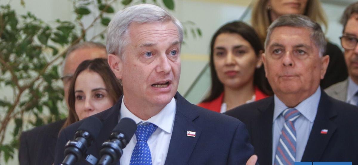 Kast pide a Boric reunión para aclarar "dudas legítimas" en medio de polémica por déficit y cable