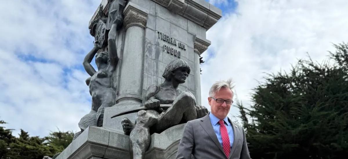 Embajador británico llega a Punta Arenas en medio de tensiones por la ruta comercial con las Malvinas