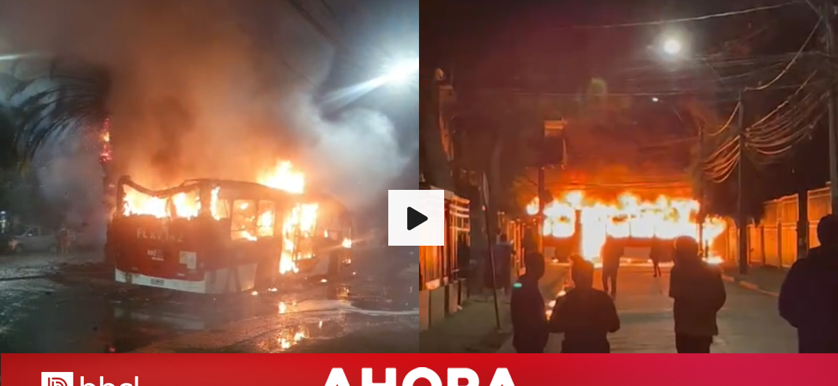 VIDEOS | Sujetos queman dos buses en Pudahuel en aniversario por muerte de barrista de Colo Colo