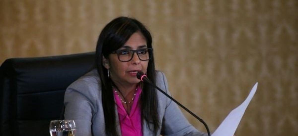 Delcy ofrece amnistía, pero deja las cadenas puestas - La Tercera