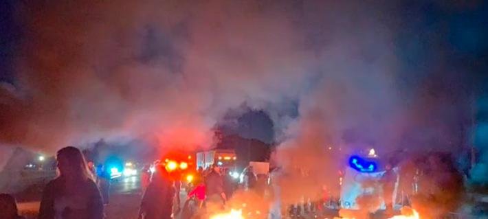 Vecinos de Tiltil protestan con barricadas tras anuncio de cambio de Punta Peuco a penal común