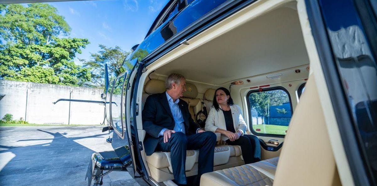 Kast se reúne con Bukele en El Salvador y visita megacárcel