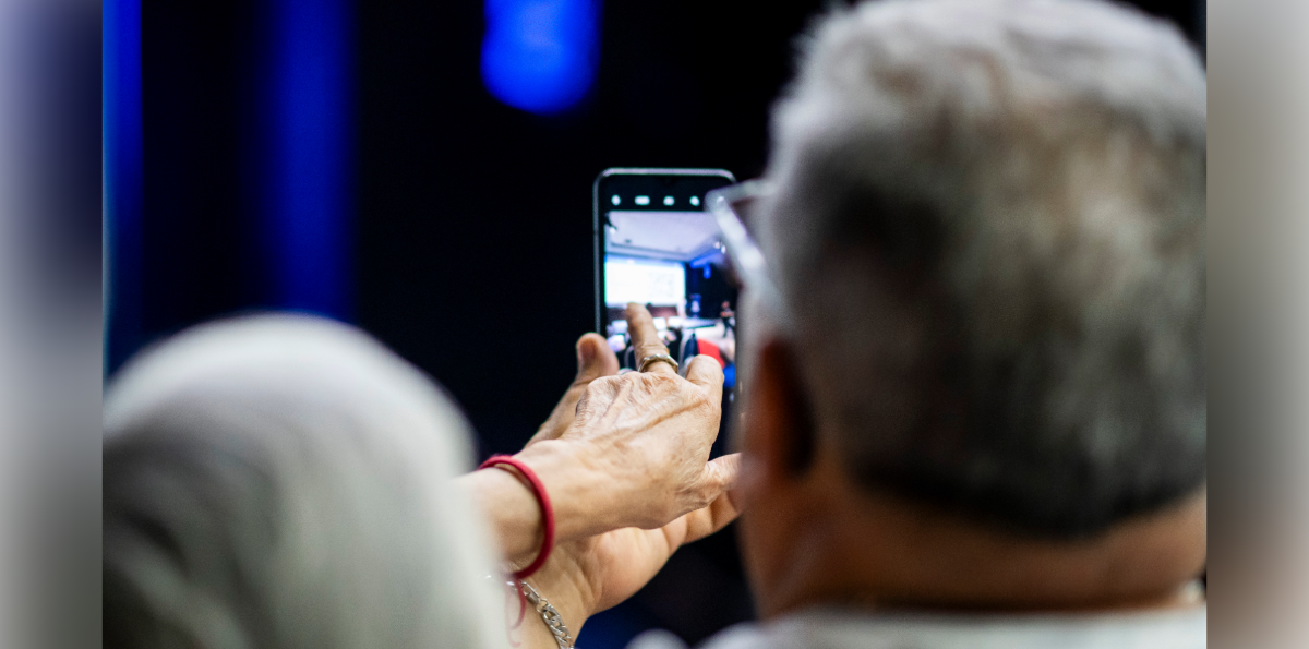 Fondo 55+ de Entel destinará $360 millones para inclusión digital de personas mayores; queda solo un mes para postular