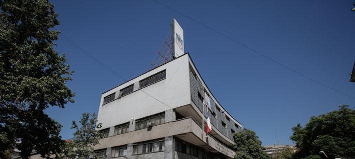 Lanzamiento de bombas molotov y bengalas: Incidentes en el Instituto Nacional obligan a suspender clases