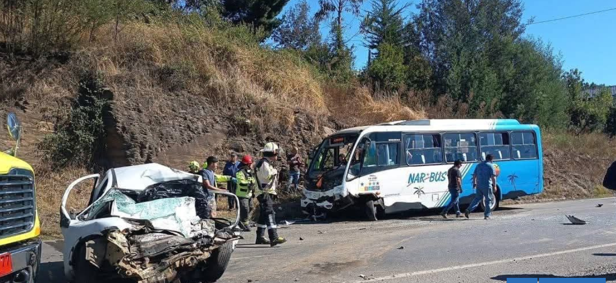 Un muerto y siete heridos deja colisión frontal entre auto y minibús en ruta Nueva Imperial-Carahue