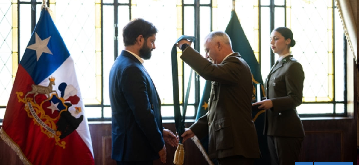 Nombran a Boric alguacil ilustre de Carabineros: "Con afecto, por el fotalecimiento de la institución"