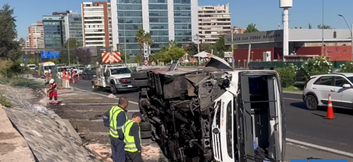 Volcamiento de bus en eje Kennedy de Las Condes deja tres personas lesionadas