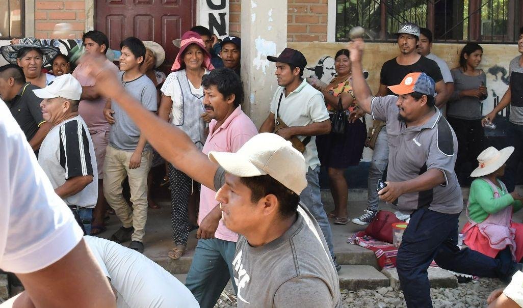 VIDEO: turba apedrea al candidato Andrónico Rodríguez tras emitir su voto en Bolivia