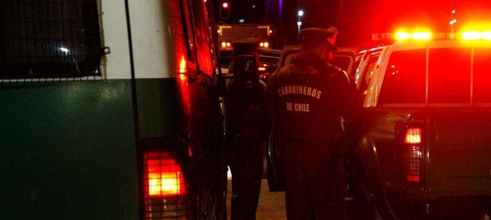 Detienen a dos sujetos por desplazarse en automóvil robado en portonazo en Maipú