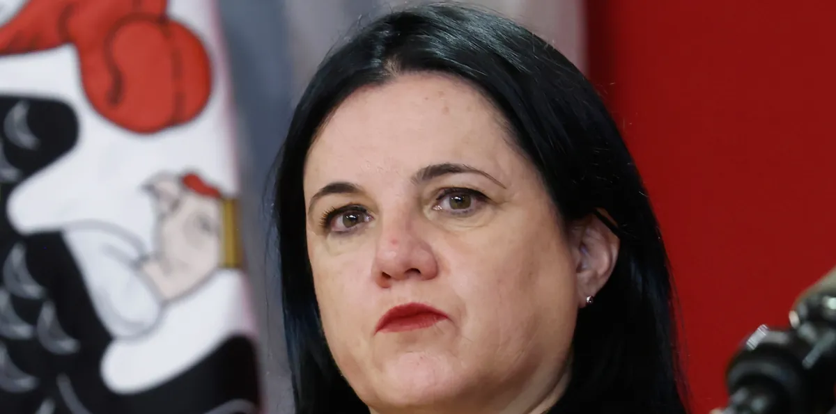 Oficialismo acusa "trato machista y vejatorio" contra ministra Steinert