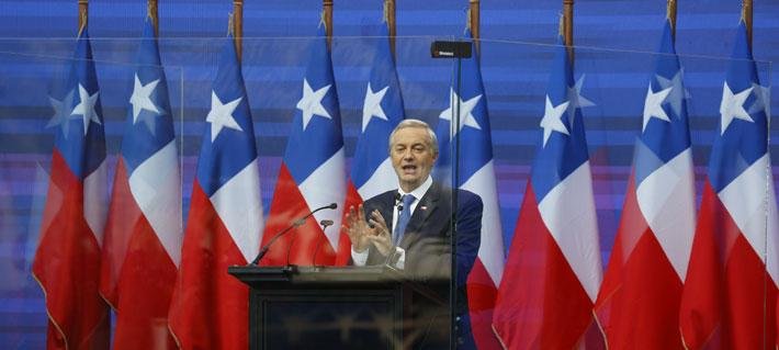 Uso de vidrio blindado en acto de campaña de Kast abre debate: Jara y Matthei reaccionan