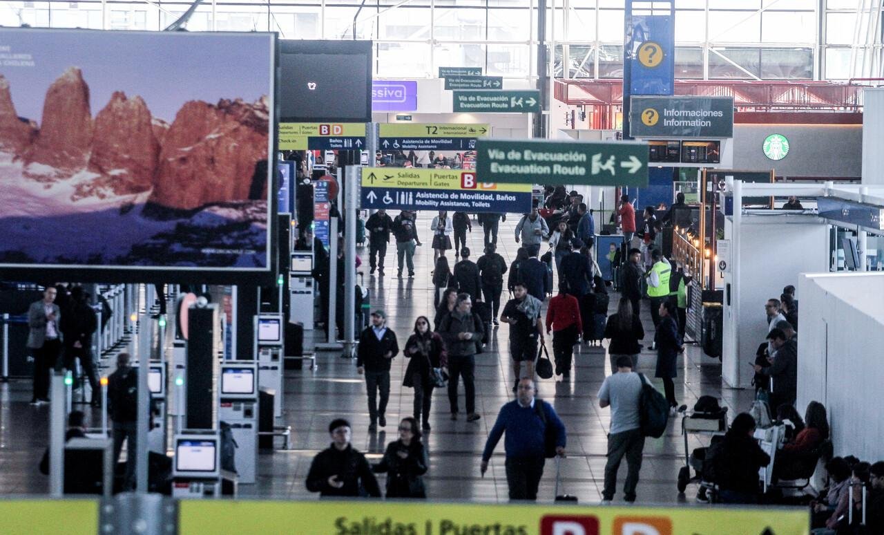 Por paro general: Aeropuerto de Santiago anuncia cancelación de diversos vuelos hacia Argentina