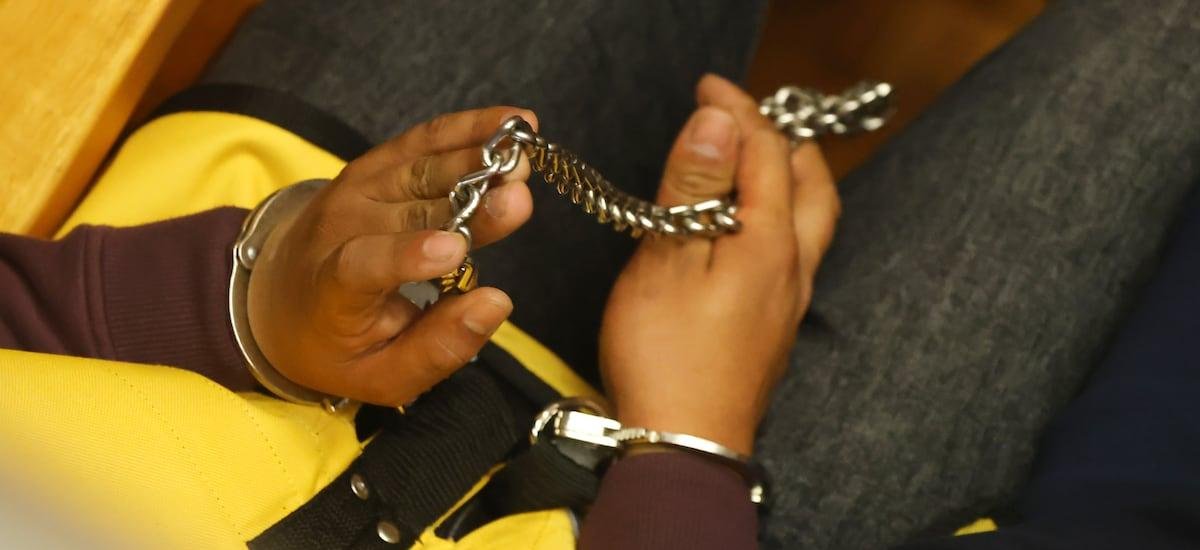 Con prohibición de acercarse a la víctima y arraigo nacional quedan dos cuidadoras detenidas por maltrato a adulta mayor - La Tercera