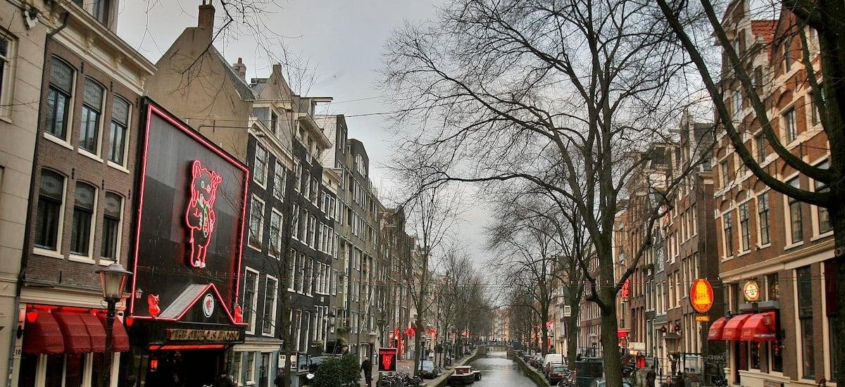 Por qué Ámsterdam prohibió la publicidad de carne en la vía pública