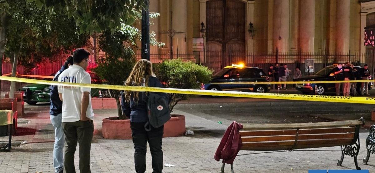 Un hombre asesinado a disparos deja ataque en pleno centro de Santiago: hay otros tres heridos