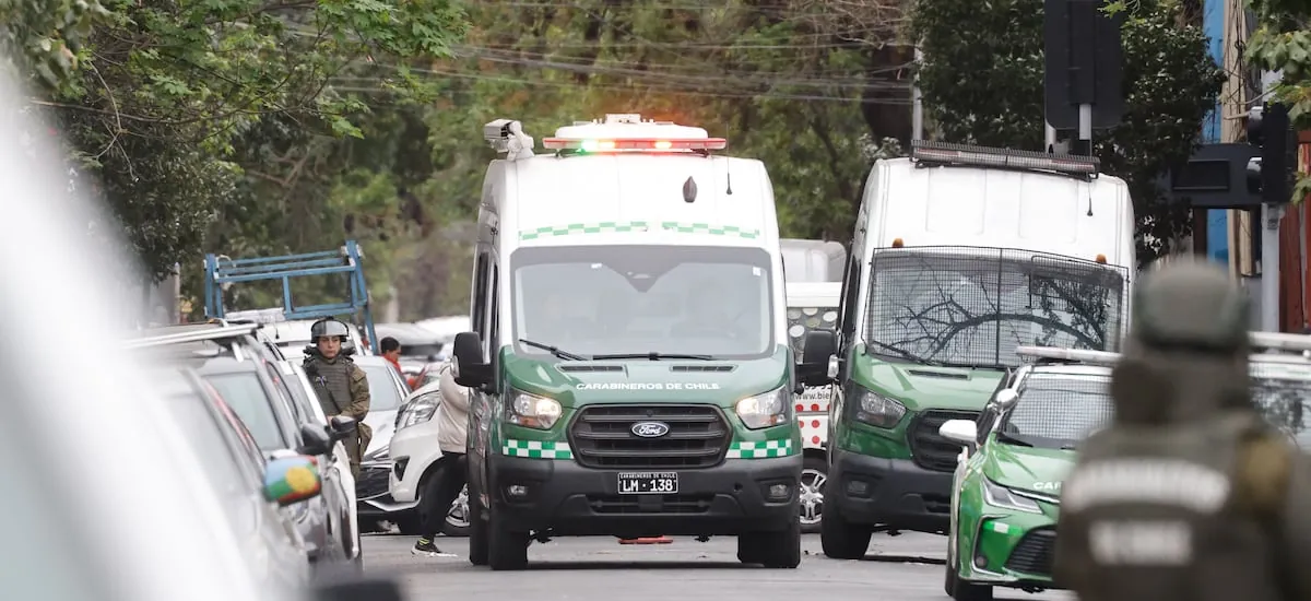 Balacera en Santiago Centro deja una mujer herida: presunto autor se esconde en casa y huye de Carabineros