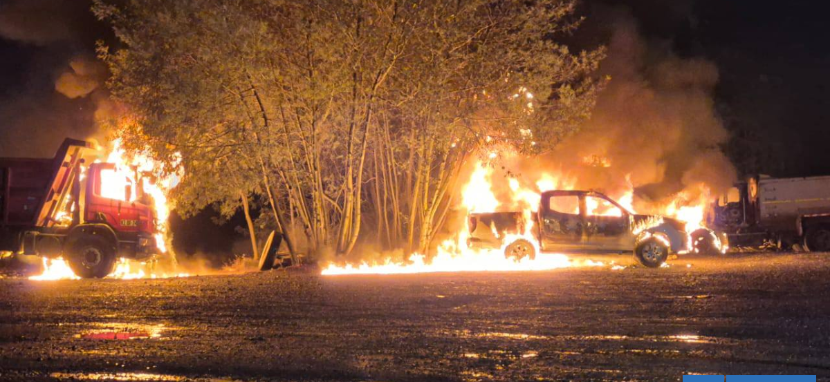 4 vehículos destruidos tras ataque incendiario en Lautaro