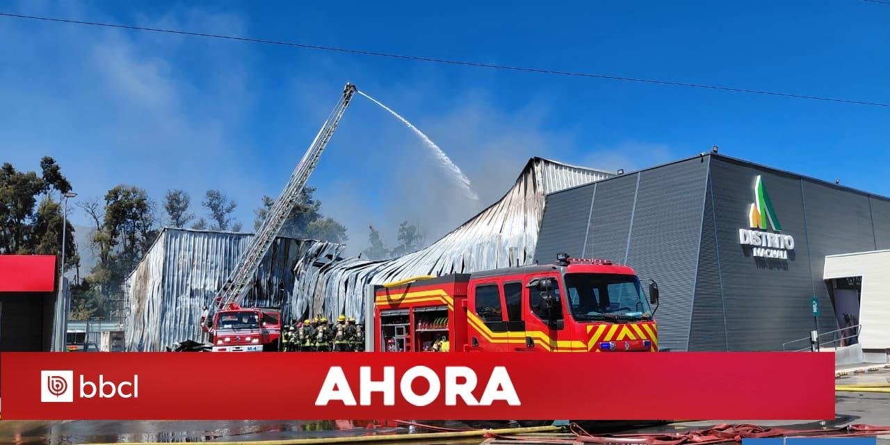 Incendio de gran magnitud afecta a supermercado en Machalí: clientes y trabajadores fueron evacuados