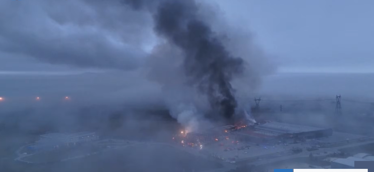Incendio en fábrica de galletas deja 5 muertos en Grecia: es el mayor siniestro industrial en años