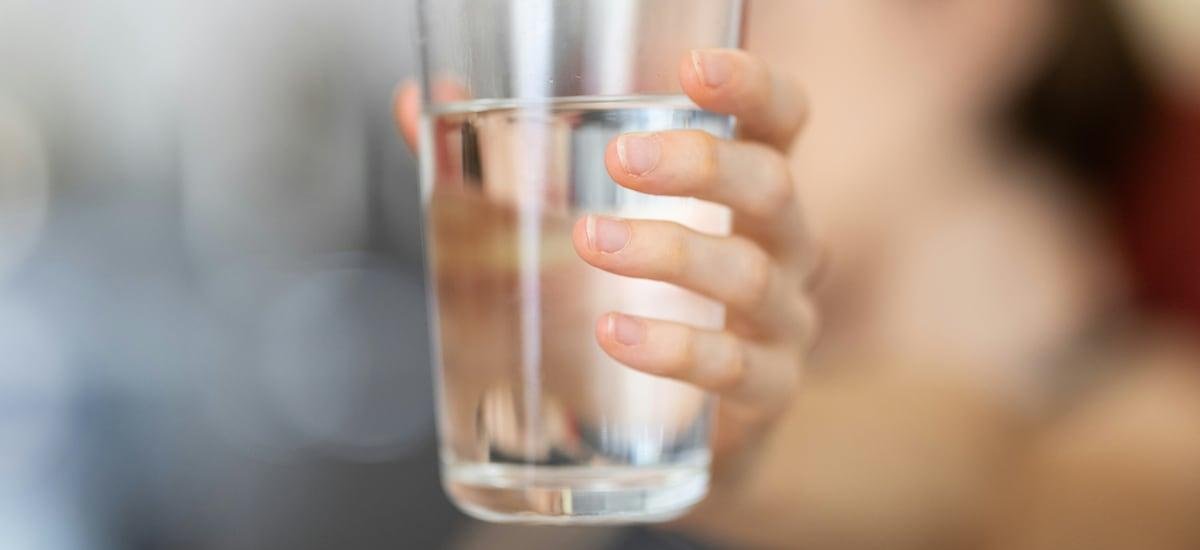 ¿Tomar agua tibia realmente puede ayudarte a bajar de peso y tener beneficios? Esto dicen los científicos - La Tercera