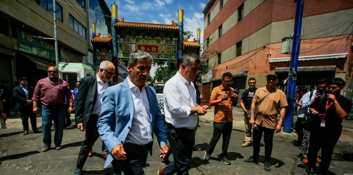 Barrio Meiggs vuelve a abrir tras operativo y retiro de toldos azules