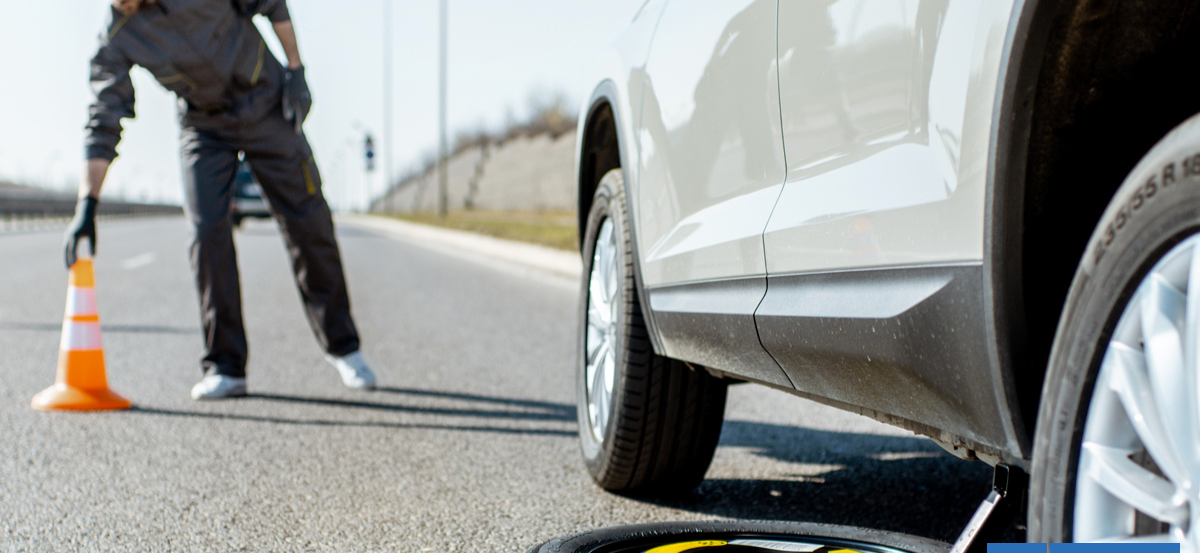 Vespucio Sur: varios vehículos terminan con sus neumáticos reventados tras caída de carga de un camión